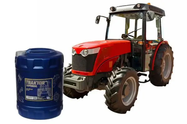 Un tractor junto a un bidón de lubricante agrícola