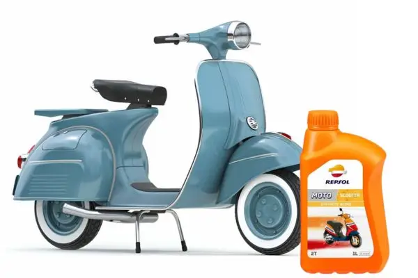 Un bote de aceite Repsol 2T junto a una moto clásica de dos tiempos